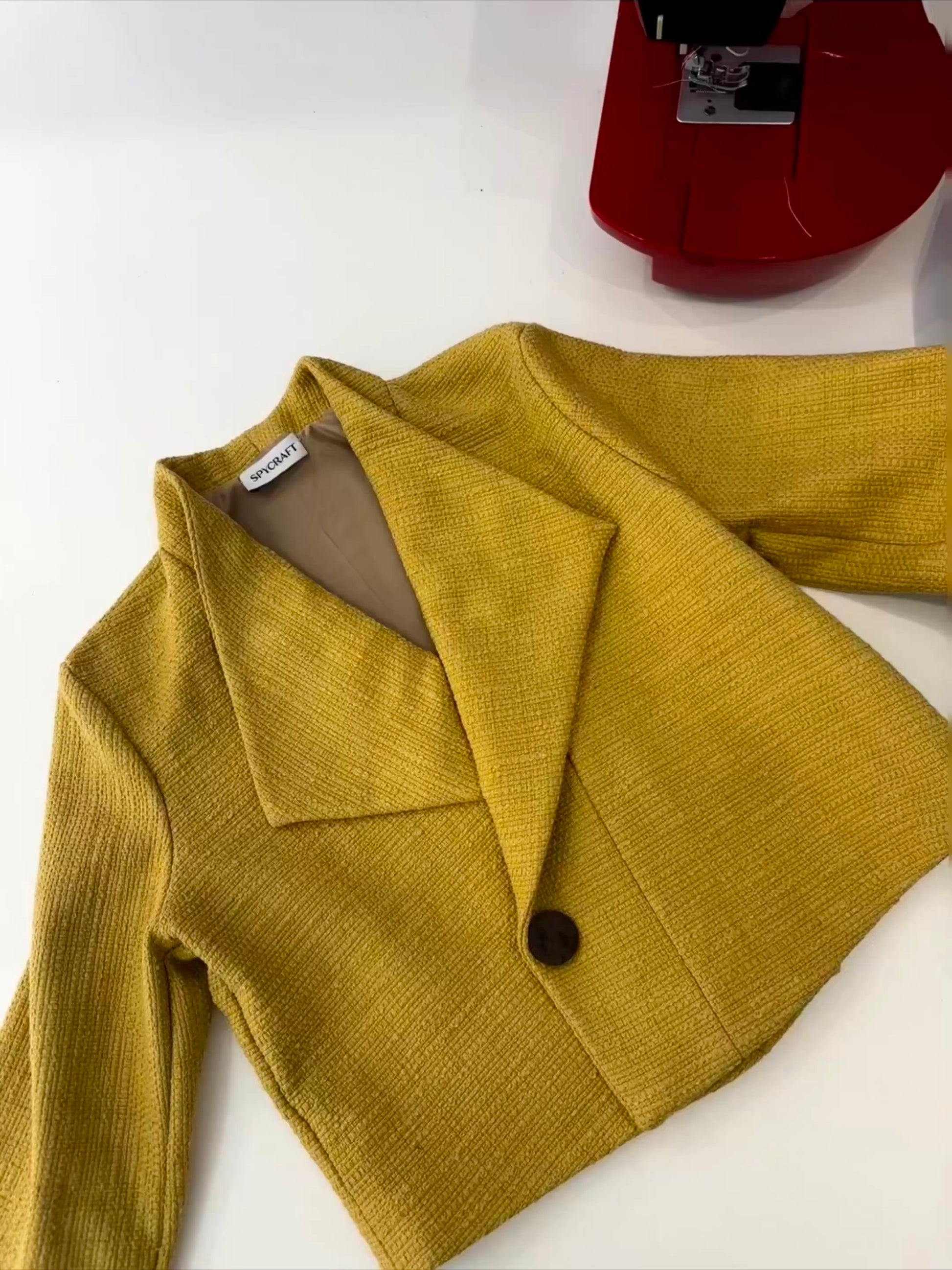 'LUNARA' aszimmetrikus gombolású  gyapjú blézer